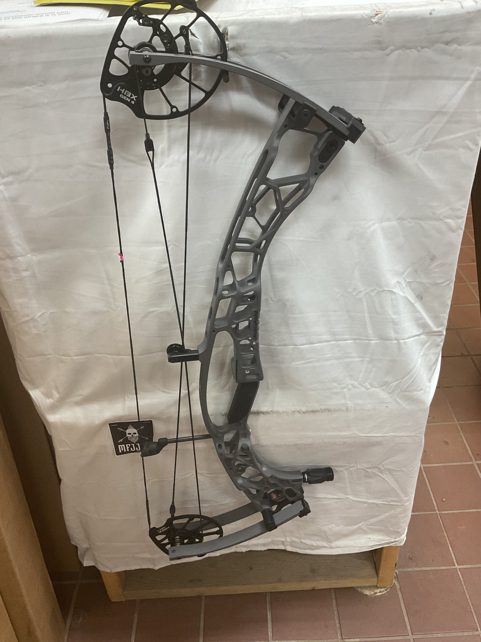 HOYT AX-3 33 - RH/Tombstone/70# - HAX-3.33RHTS70 - 2 - USED BOW!!