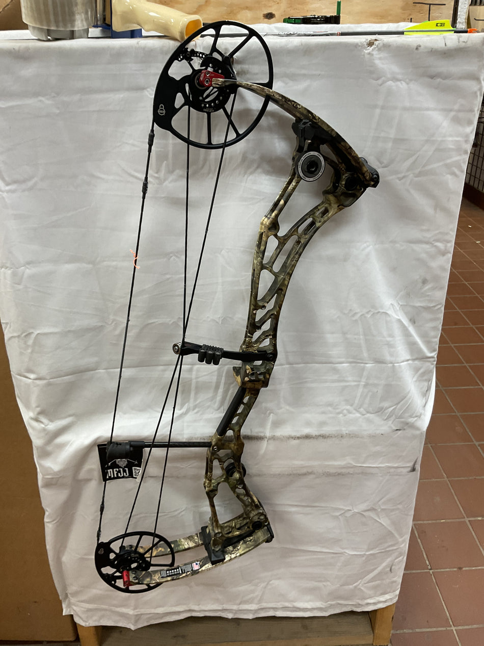 BOWTECH SOLUTION SS - RH/Mossy Oak/70 - #BSSSRHMO70- 6 - USED BOW!!!