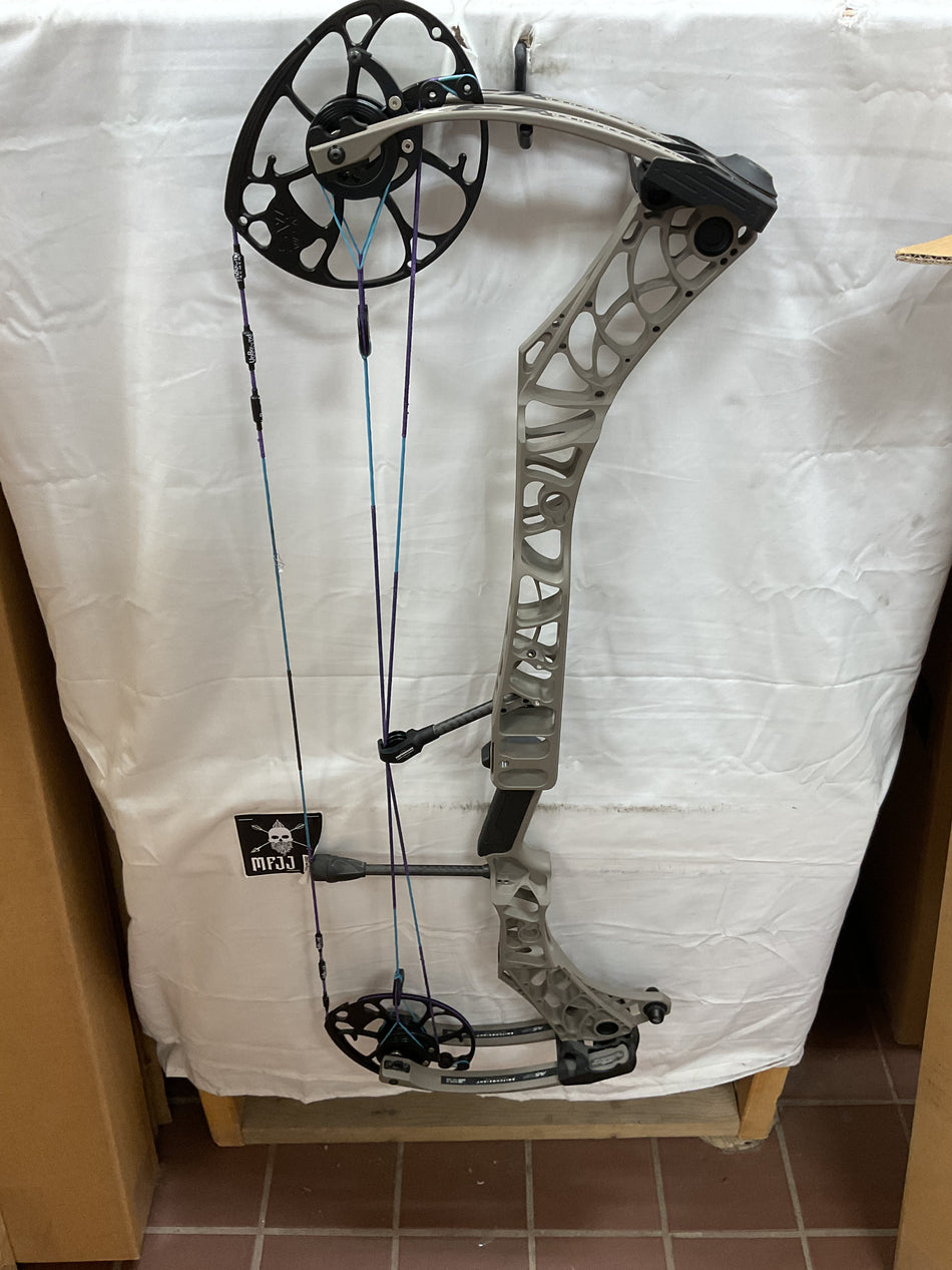 MATHEWS V3X 33 - RH/Granite/60-75# - #MV3X33RHG75 - 10 - USED BOW!!!