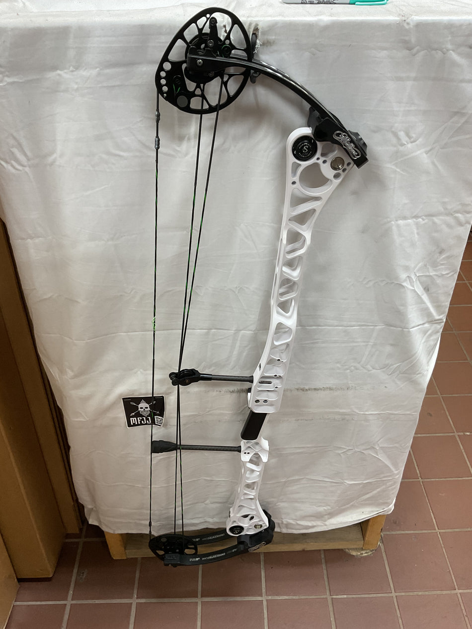 MATHEWS TRX 7 40 - RH/WHITE/70 - 1 - USED BOW!!!
