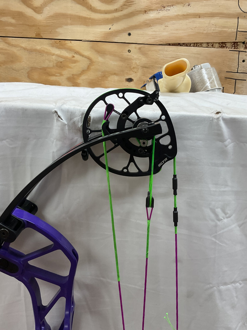 HOYT CONCEPT X 40 - LH/GALAXY PURPLE-BLACK/50 - HCX40LHGPB50-2- USED BOW!!!