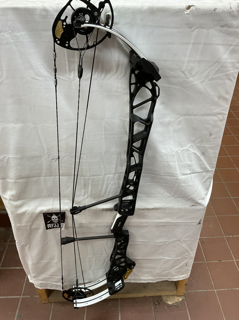 MATHEWS TITLE 40 GEN 2- RH/Black/50-70 - MT40RHB - 7 - USED BOW!!!