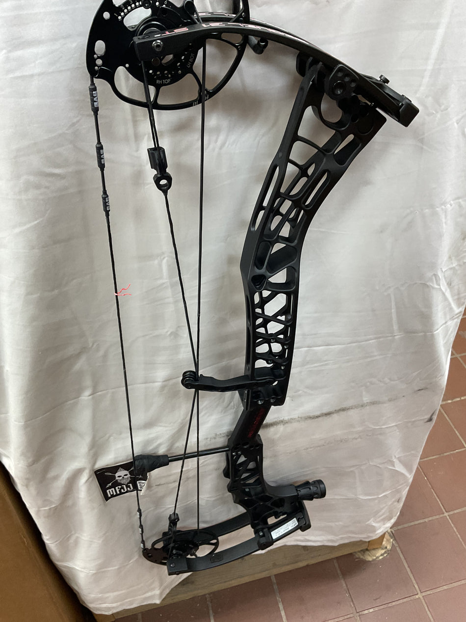 DARTON SEQUEL 31 ST2 - RH/Black/70 - DS31ST2B70 - 18 - Used Bow!!!