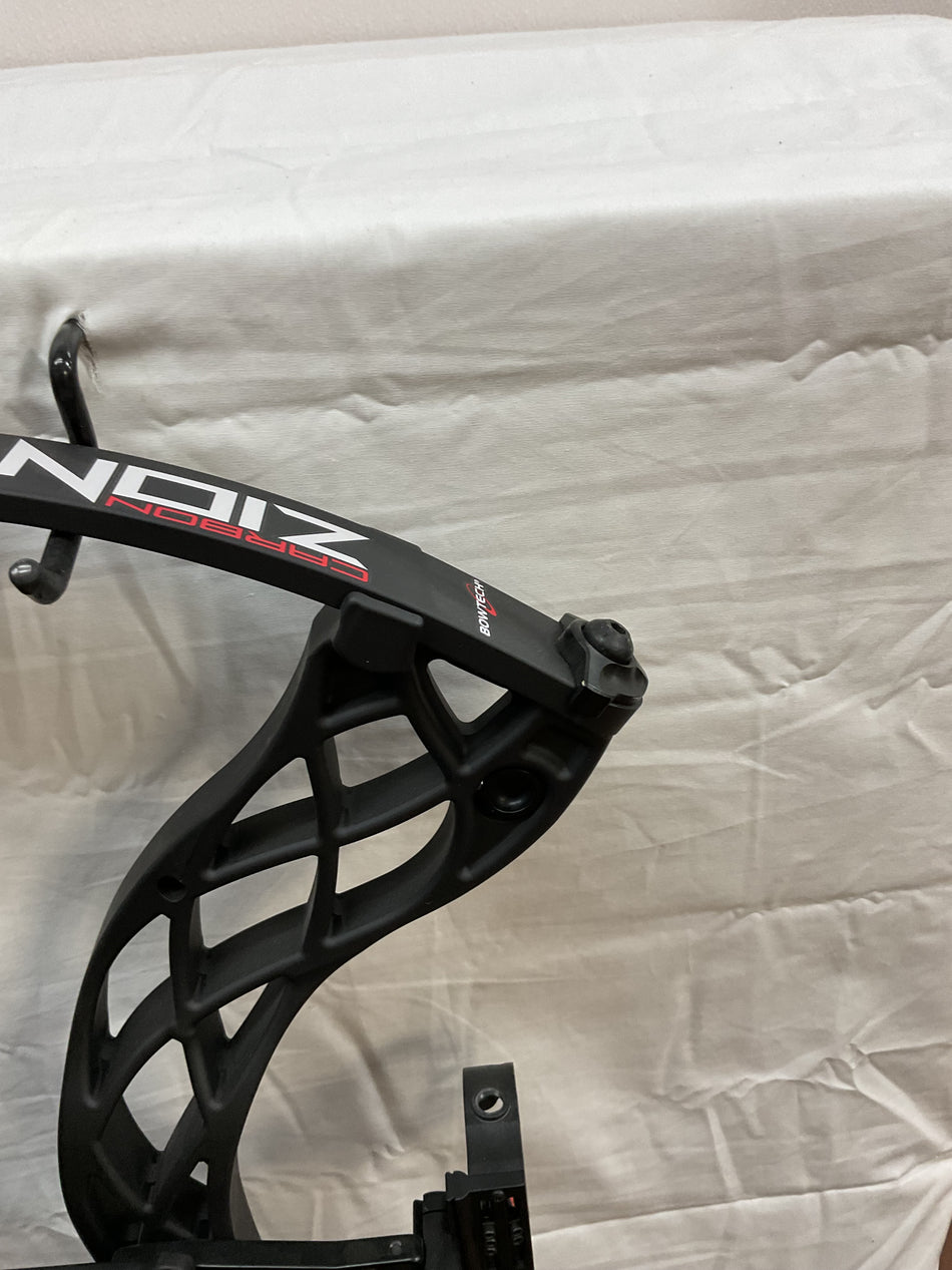 BOWTECH CARBON ZION - RH/BLACK/70 - #BCZRHB70-1 - USED BOW!!!