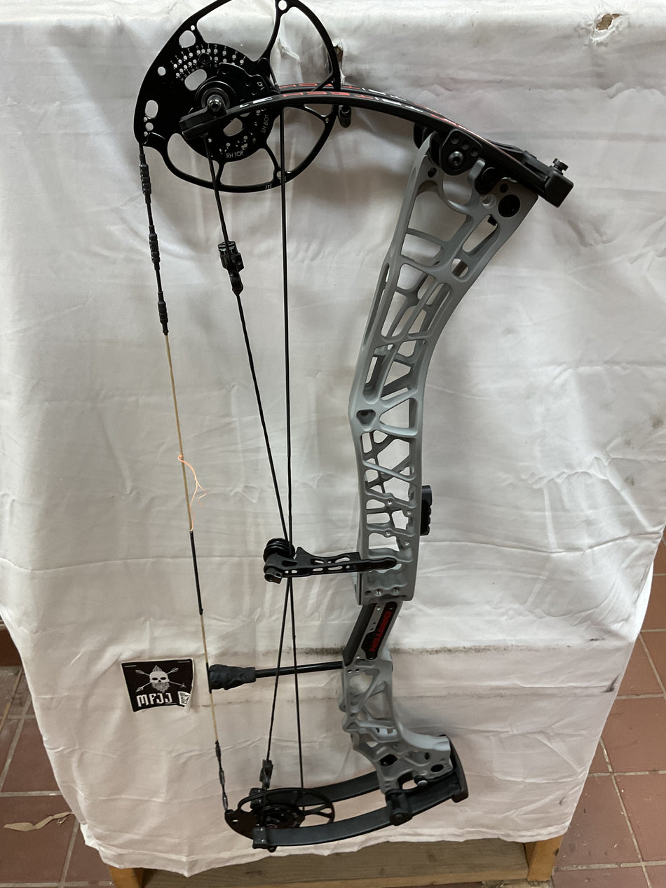 DARTON Tri-Tech 31 - RH/Stone Gray/70 - #DTT33RHSG70 - 4 -USED BOW!!!
