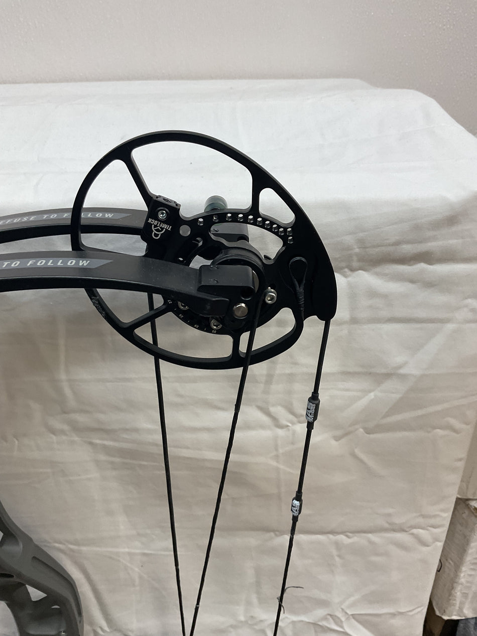 BOWTECH PROVEN 34 - RH/SMOKE GRAY-BLACK/70 - #BP34SGB70-3 - USED BOW!!!