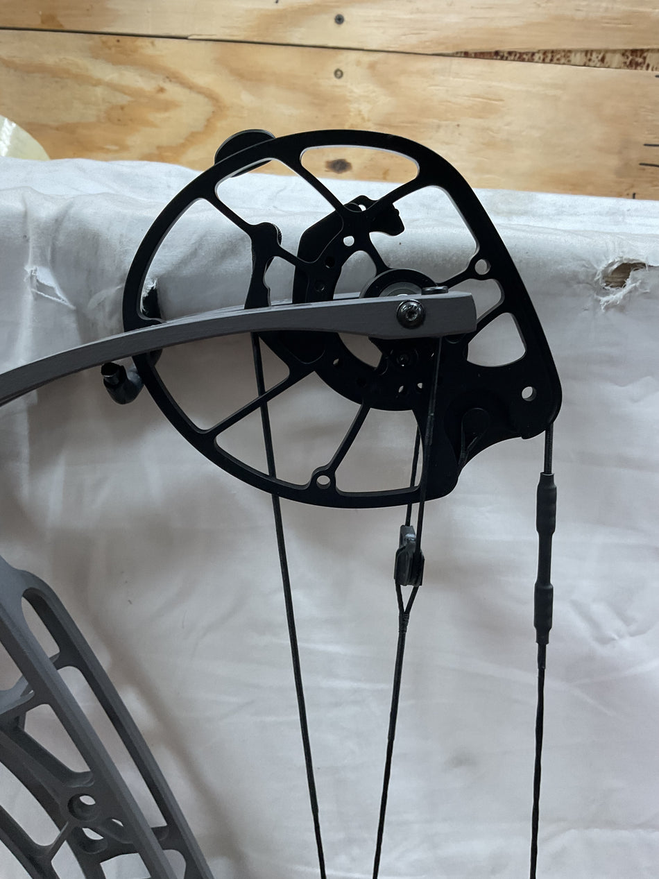 HOYT AX-3 33 - RH/Tombstone/70# - HAX-3.33RHTS70 -3- USED BOW!!!