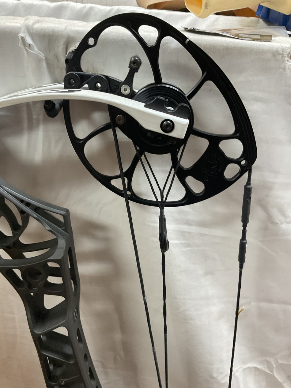 MATHEWS V3 27 - LH/Stone-White/75 - MV327LHSW75 - 22 - USED BOW!!!!