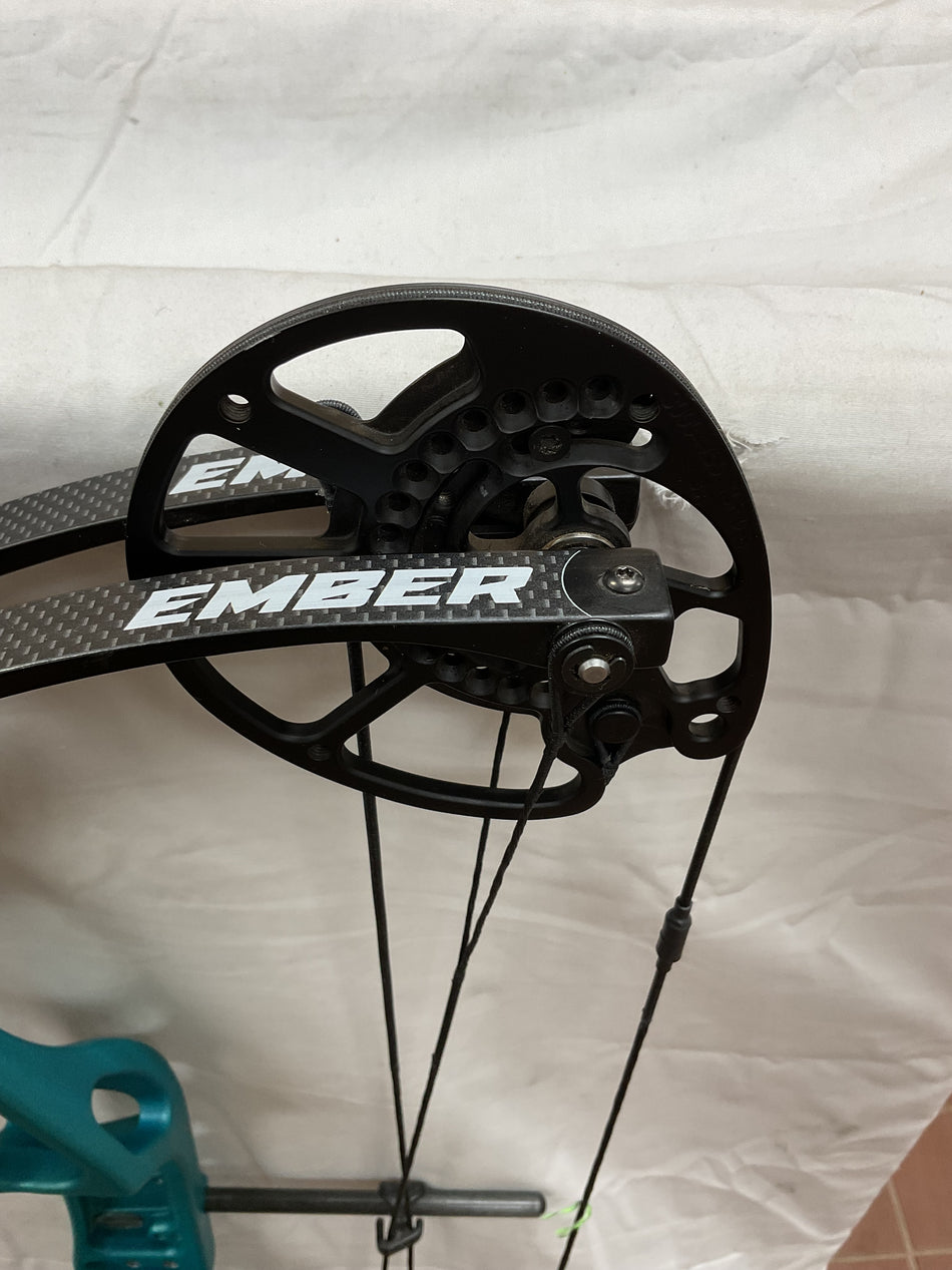 ELITE EMBER - RH/TEAL/60 - EERHT60 - 2 - USED BOW!!!!!!