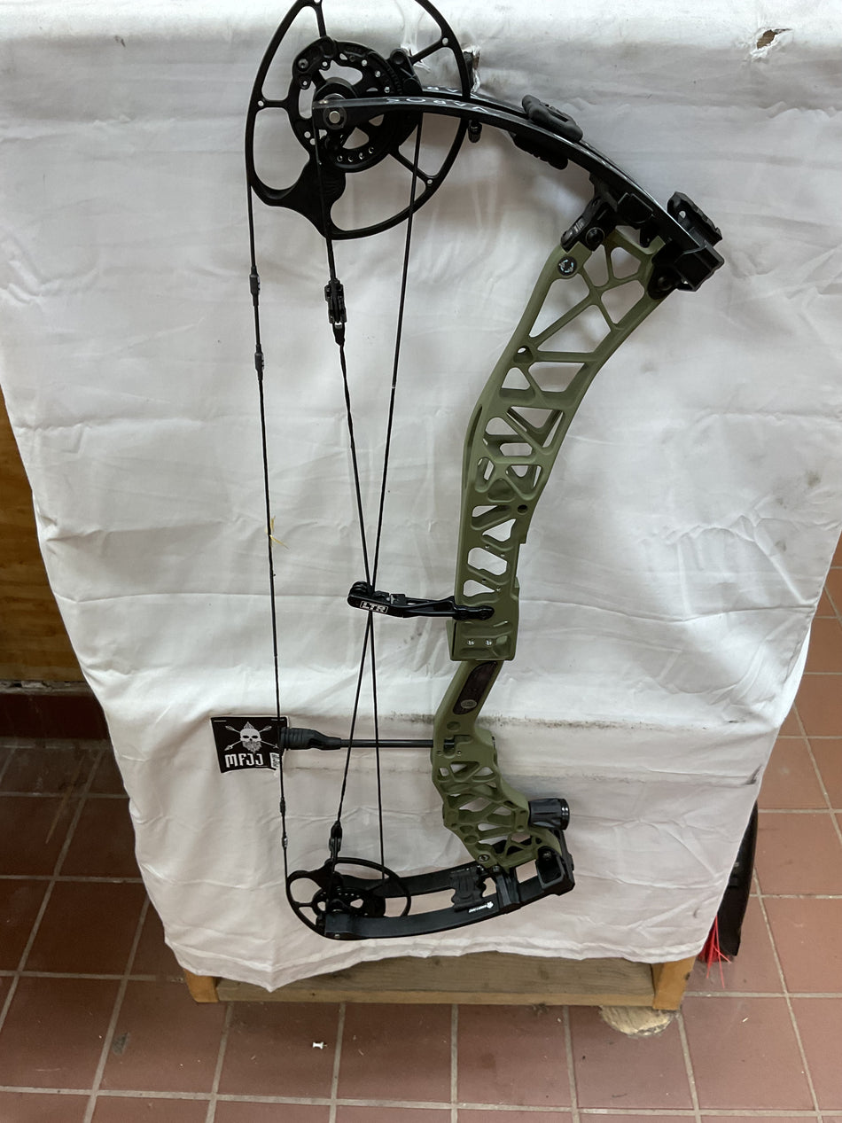 ELITE VAROS - RH/OD Green/70# - EVRHODG70 - 2 - USED BOW!!!!!