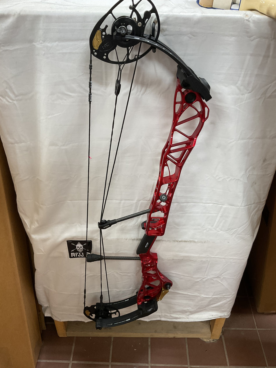 MATHEWS TITLE 36 - RH/Red/50-70# - #MT36RHR70 - 3 - USED BOW!!!