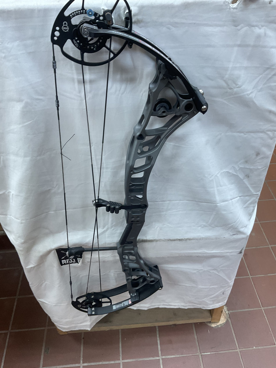 BOWTECH VIRTUE - RH/TAC Grey/70 - BTVRHTG70- 11 - USED BOW!!!