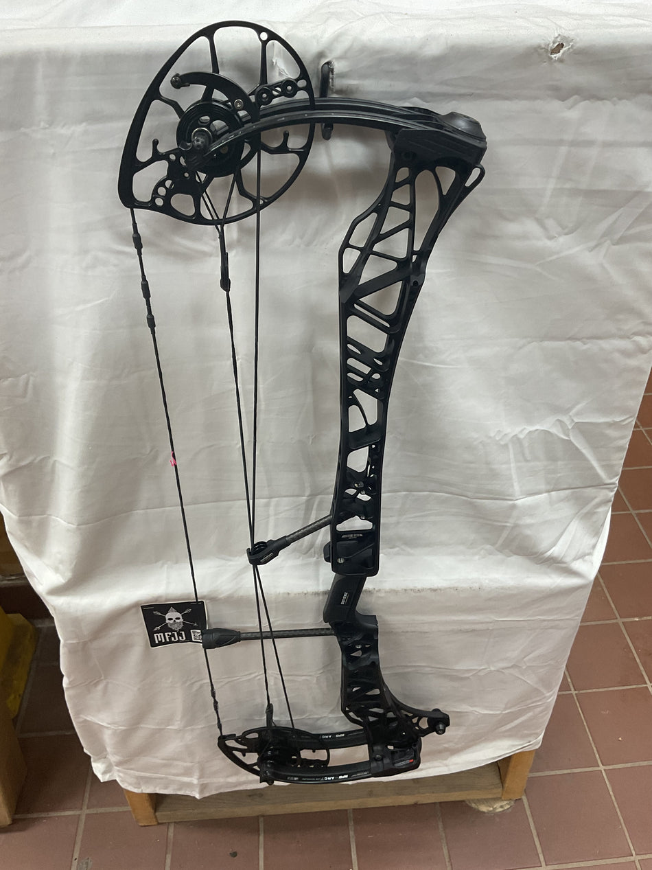 MATHEWS LIFT X 33  - RH/BLACK/55-80# - #MLRHX33B5580- 53 - USED BOW!!