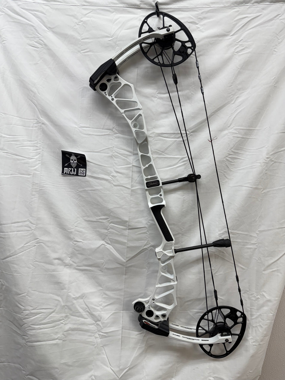 MATHEWS TRAVERSE - RH/WHITE/60-70# - MTRARHW70-1 - USED BOW