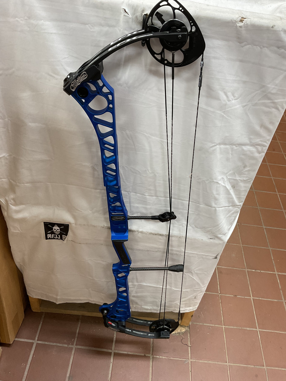 LEVI MORGAN SIGNED MATHEWS TRX 40 - RH/BLUE/70 - MT40RHB70 - 3 - USED BOW!!!