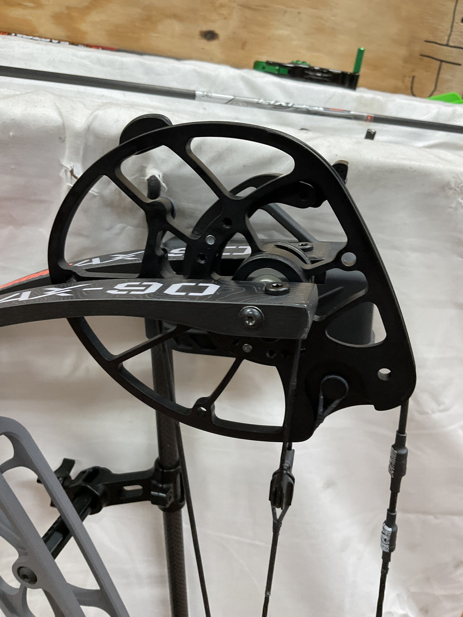 HOYT AX-90 - RH/Thombstone/90# - HAX-90RHTS90 -2- USED BOW!!!