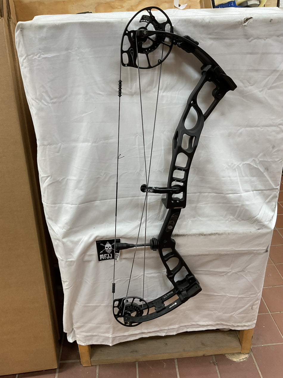 ELITE HNTR33 - RH/Black/70 - EH33RHB70-3-USED BOW!!!