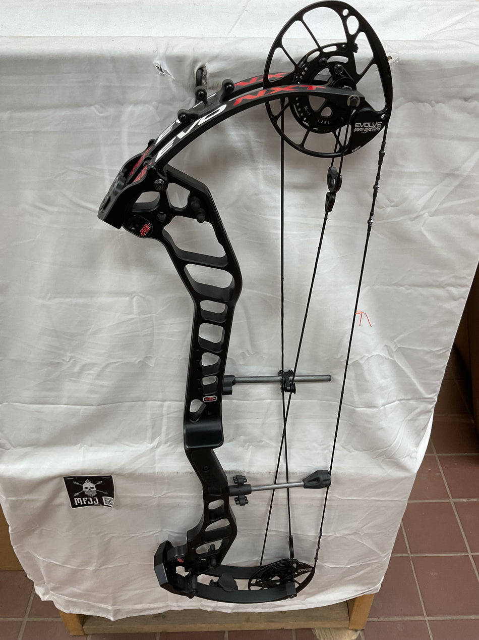 PSE EVO NXT 33 - RH/BLACK/70 - PEN33RHBLK70 - 2 - USED BOW!!!