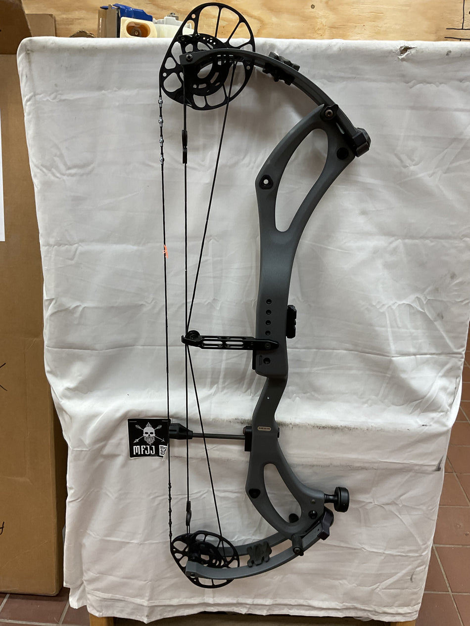 PSE MACH 33 FDS - RH/Charcoal Gray/70 - #PM33FDSRHB70 - 8 - USED BOW!!!