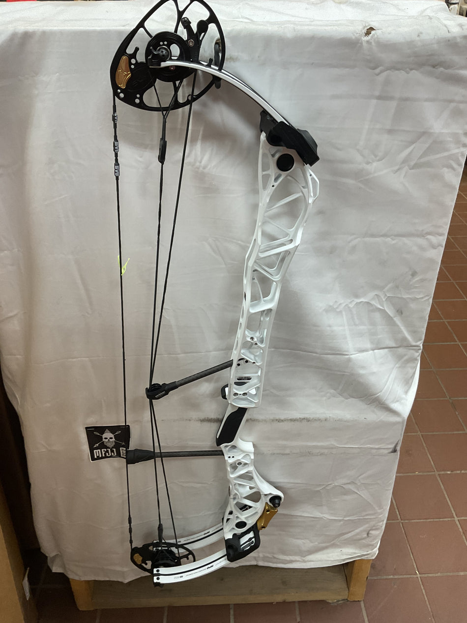 MATHEWS TITLE 36 - RH/White/50-70# - #MT36RHW70 - 5 - USED BOW!!!