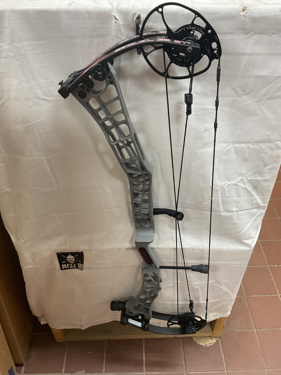 DARTON SEQUEL 35 ST2 - RH/Grey/60 - DS35ST2B60 - 13- Used Bow!!!