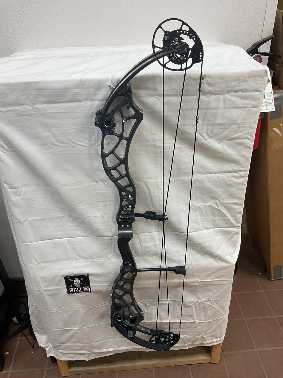 BOWTECH RECKONING GEN2 39 - RH/SPEEDWAY GREY/70 - BTRG239RHSG70- 2 - USED BOW!!!