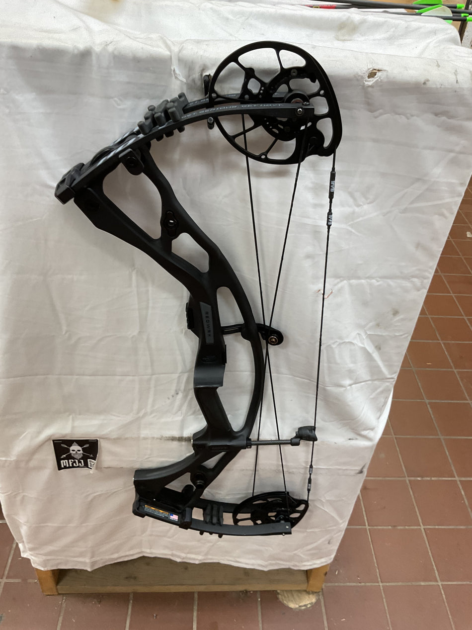 HOYT RX7 - RH/Black/60 - HRX7RHB60 - 20 - USED BOW!!!!!