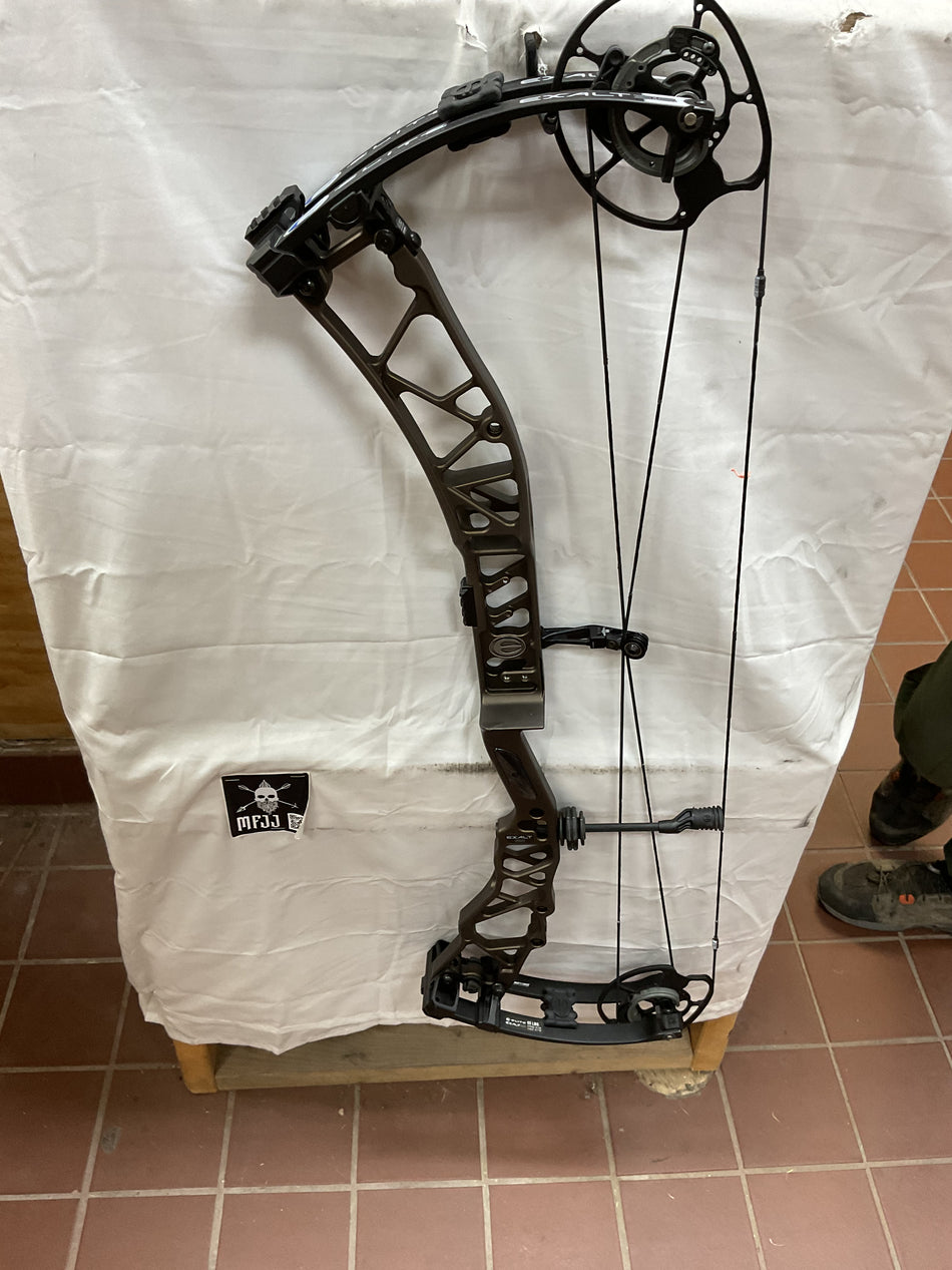 ELITE EXALT 35 - RH/Midnight Copper/65 - EE35RHMC65 - 20 - USED BOW!!!!
