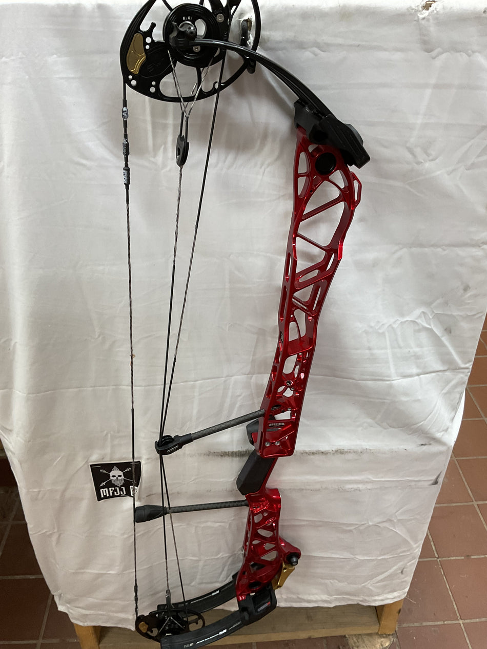 MATHEWS TITLE 38 GEN 1 - RH/Red/70# - MT38G1RHR70 - 6 - USED BOW!!!