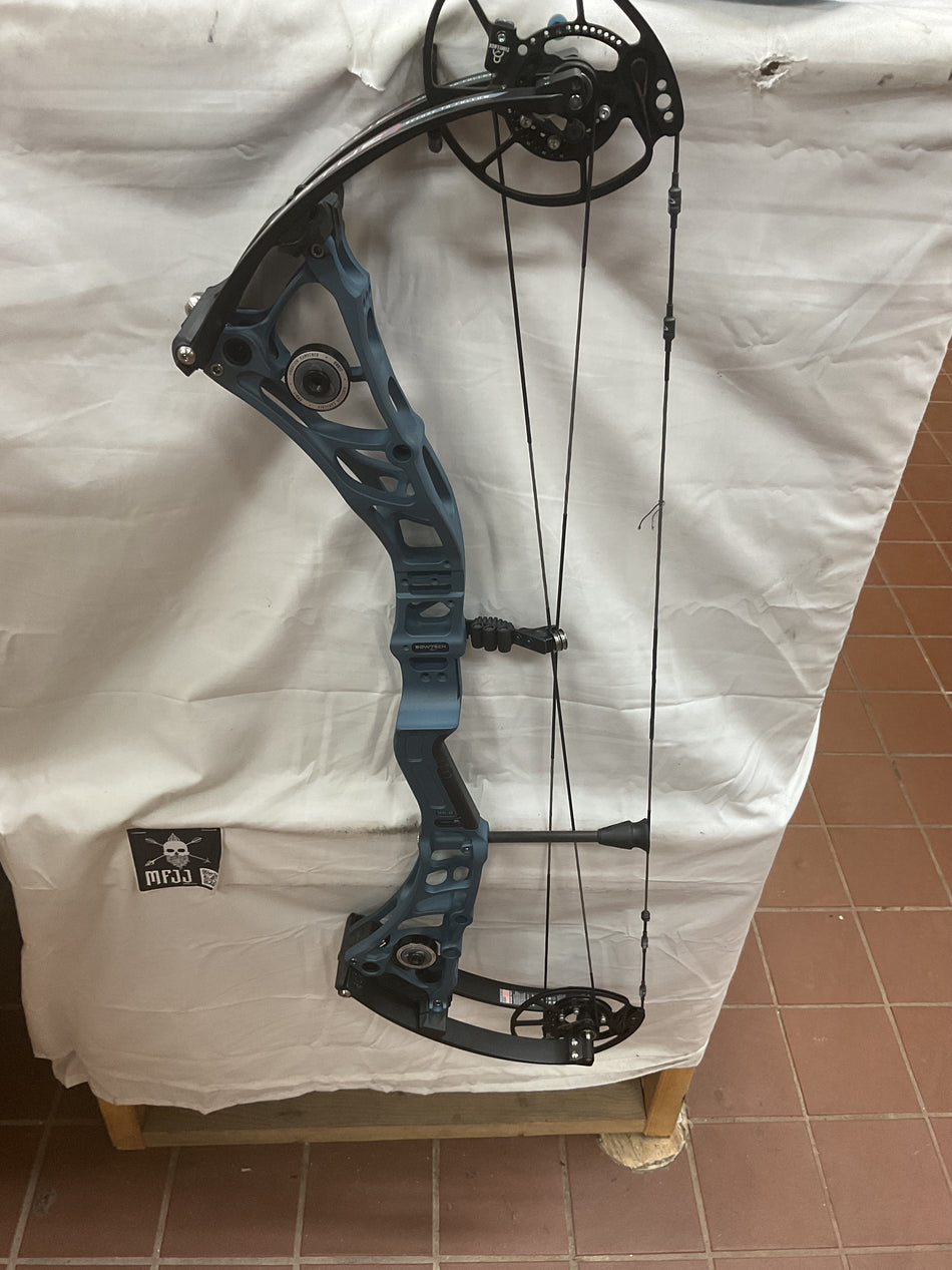 BOWTECH VIRTUE - RH/TAC Blue/70 - BTVRHBL70- 10 - USED BOW!!!