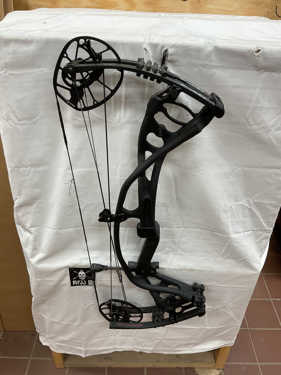 HOYT RX-4 - RH/BLACK/70# - #HRX4RHBL70 - 2 - USED BOW!!