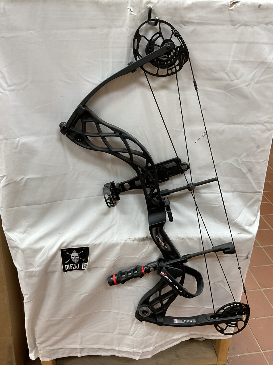BOWTECH CARBON ZION - RH/BLACK/60 - #BCZRHB60-2- USED BOW!!!