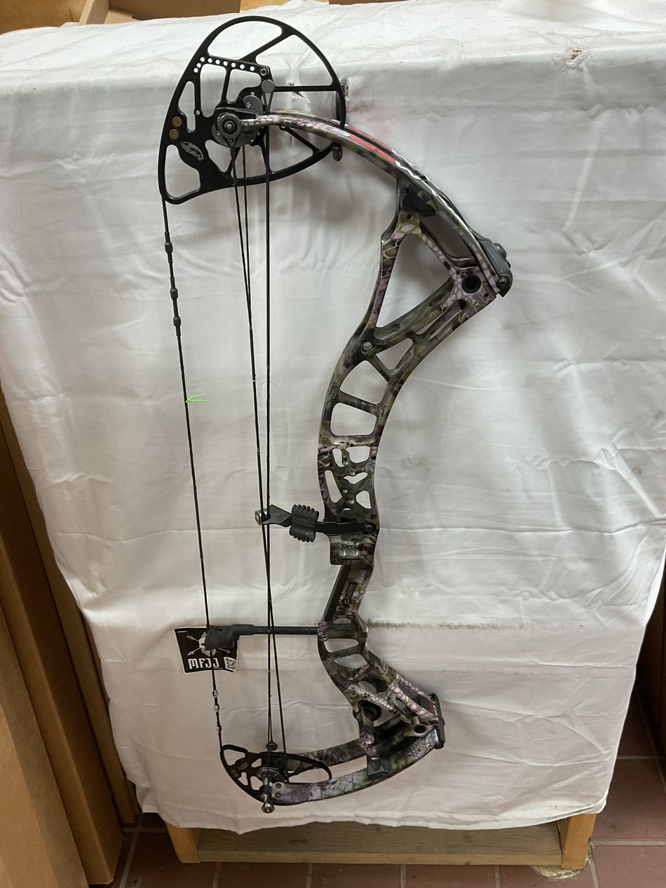 BOWTECH REALM SR6 - RH/Kryptek/70 - BTRSR6RHSK70 - 7 - USED BOW!!!