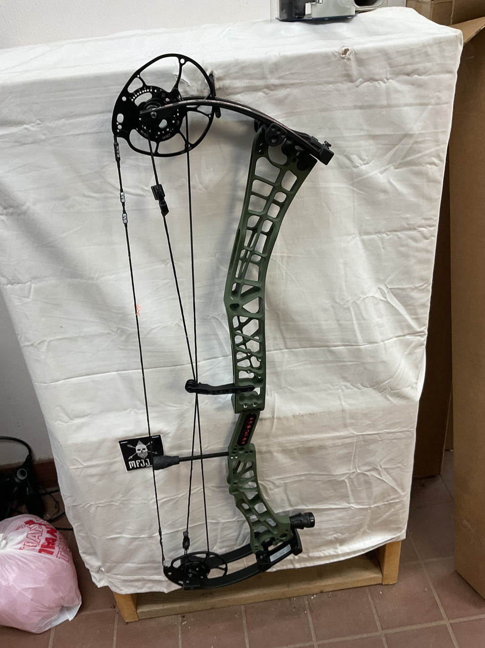 DARTON SEQUEL 35 ST2 - RH/GREEN-BLACK LIMBS/70 - DS35ST2G70- 8 - USED BOW!!!