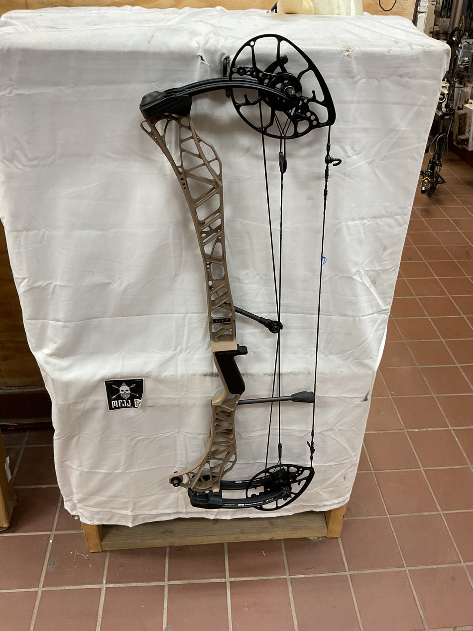 MATHEWS LIFT 33  - RH/Earth-Black/55-80# - #ML33RHEB5580 - 64 - USED BOW!!!