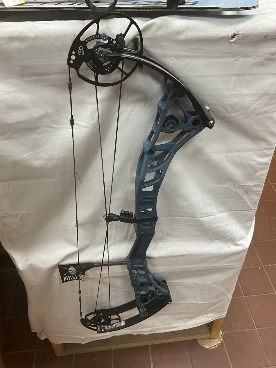 BOWTECH VIRTUE - RH/TAC Blue/70 - BTVRHBL70- 10 - USED BOW!!!