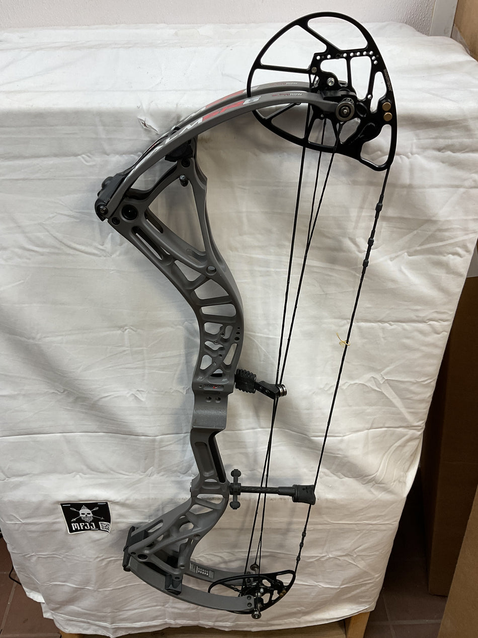 BOWTECH REALM SR6 - RH/Stone Grey/60 - BTRSR6RHSG60- 4 - USED BOW!!!