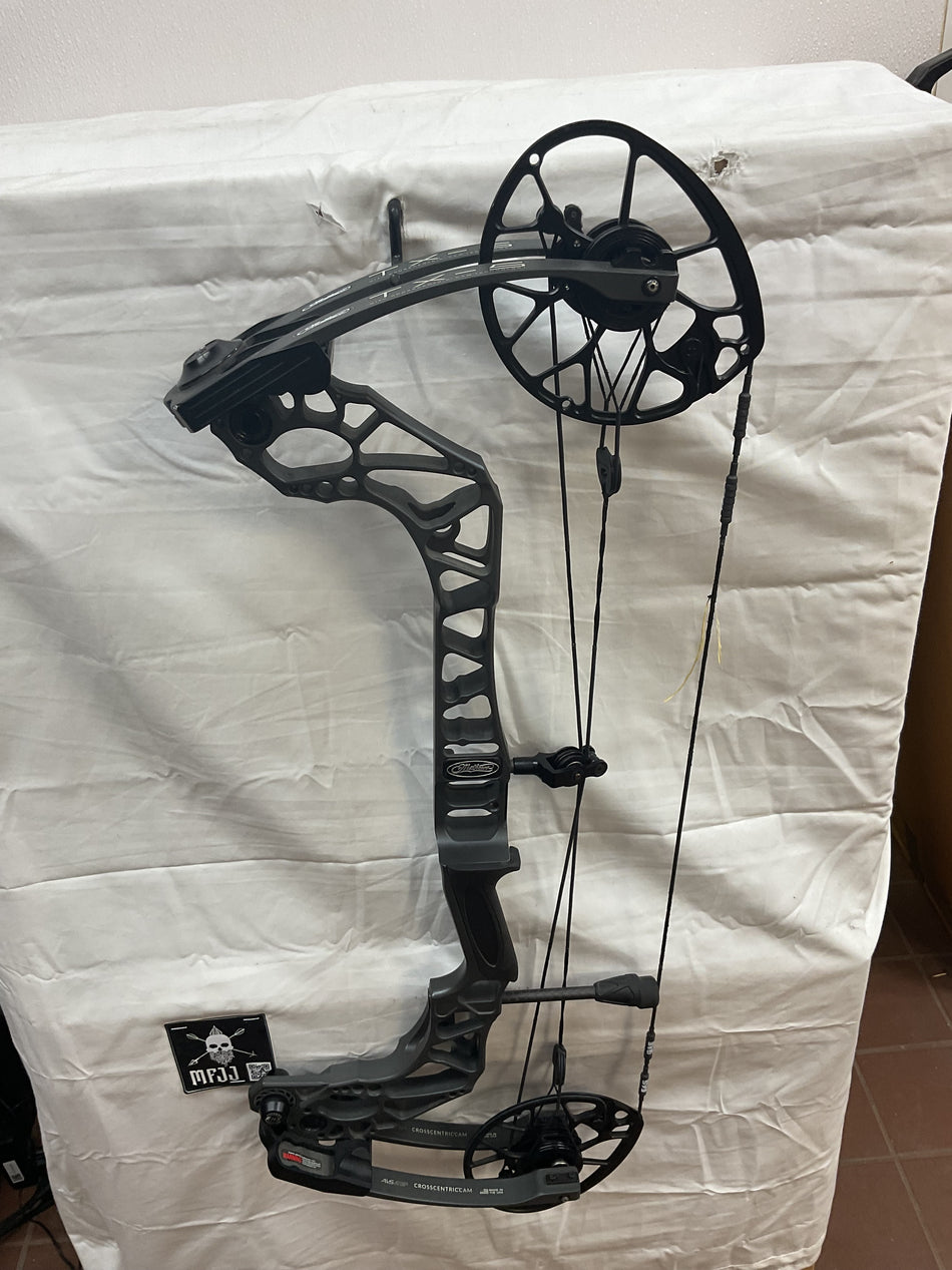 MATHEWS TX-5 - RH/STONE/70# - MTX5RHS70 - 2 - USED BOW!!!