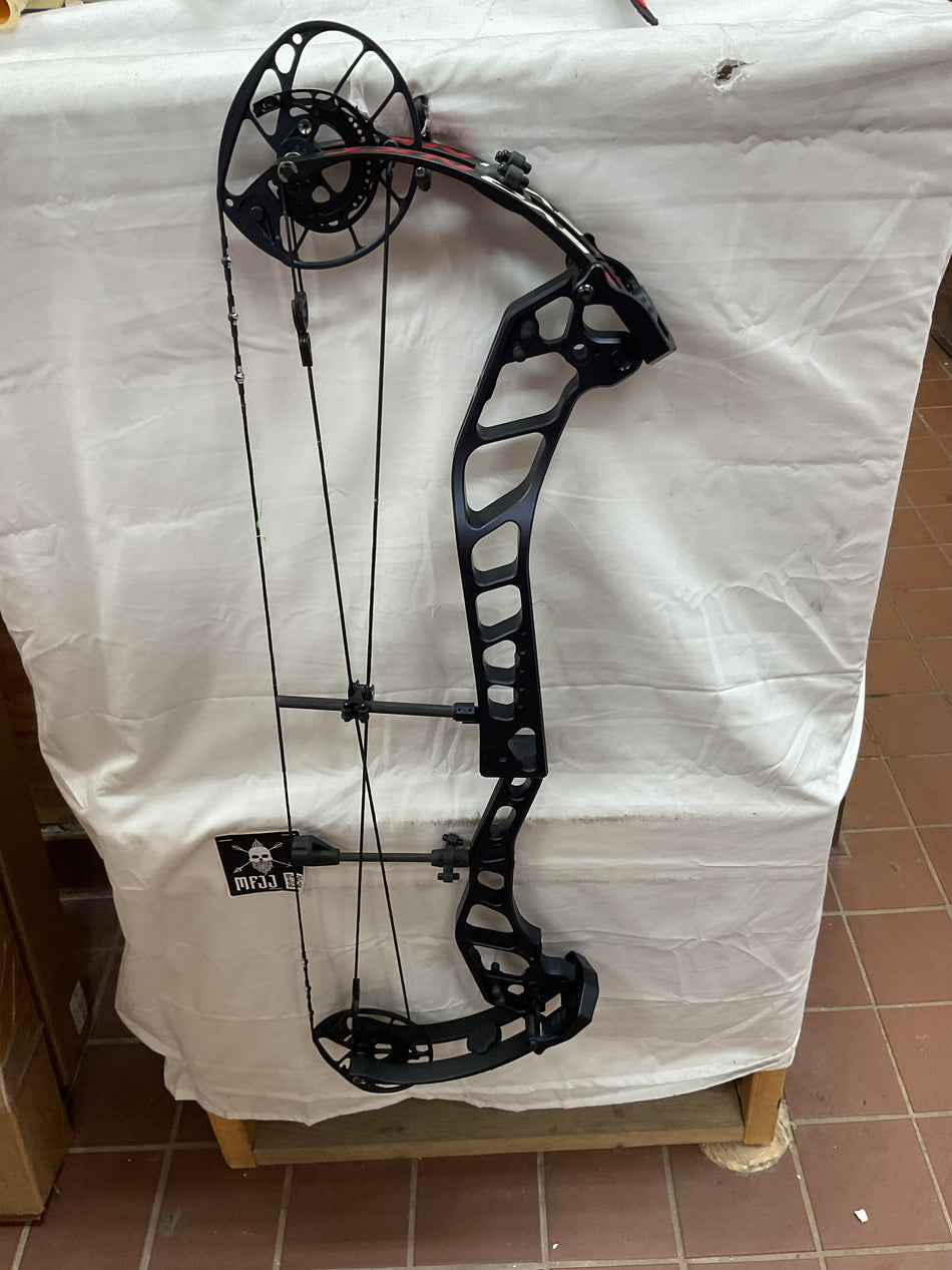 PSE EVO NXT 33 - RH/BLACK/60 - PEN33RHBLK60 - 3- USED BOW!!!