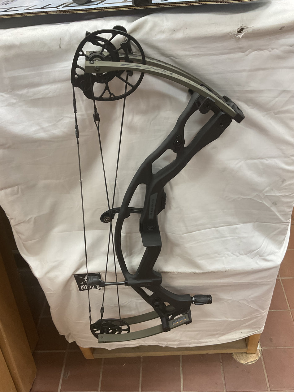 HOYT RX9 SD - LH/Black-Green/60 - #HRX9LHBG60 - 11 - USED BOW!!!