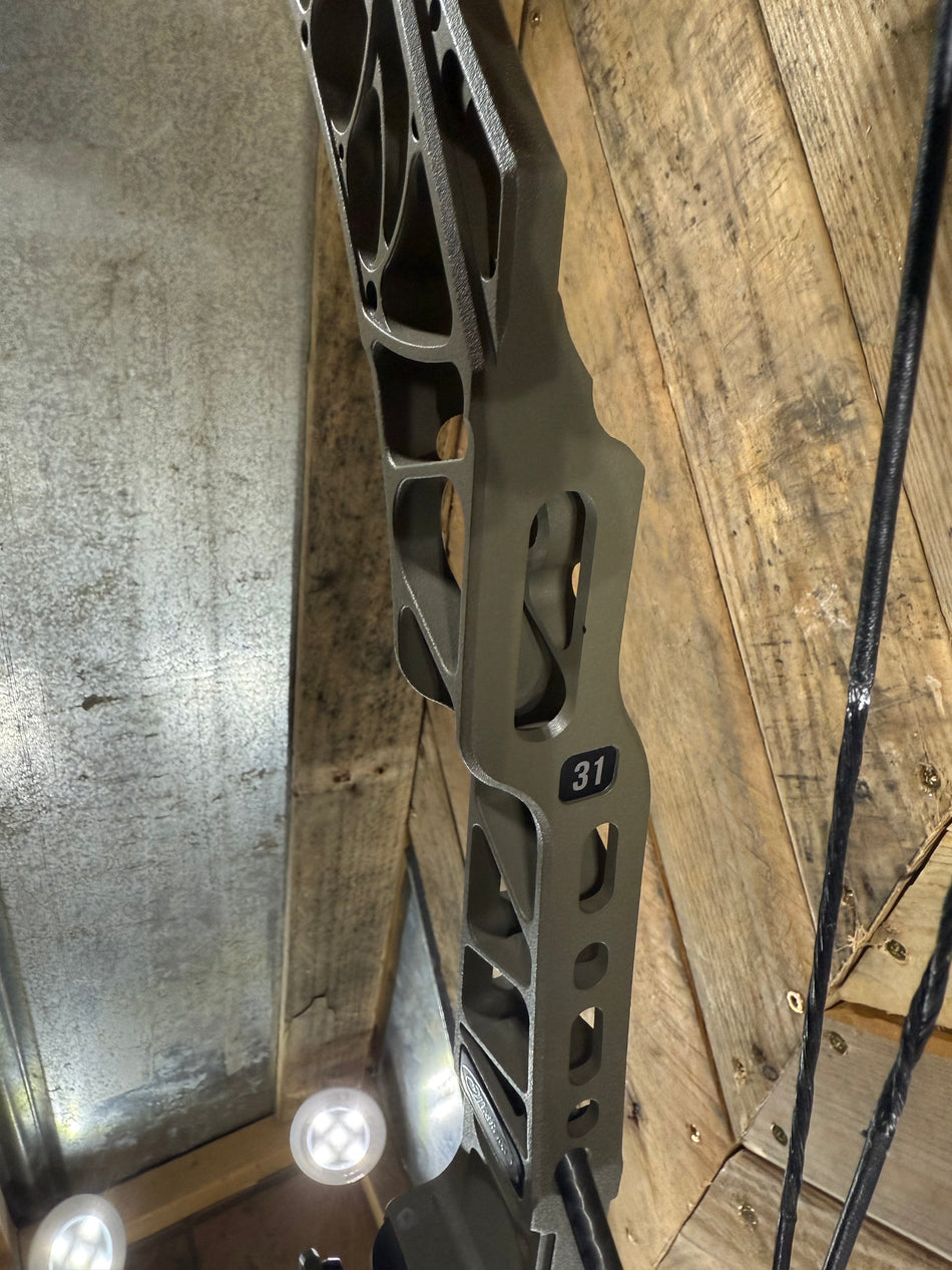 MATHEWS V3 31 AMBUSH - RH/AMBUSH/60-75# - MV331RHAG-1 - USED BOW!!!