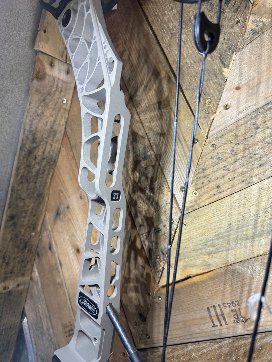 MATHEWS PHASE 4 33 GRANITE - RH/GRANITE/60-75# - MP429RHG-1 USED BOW