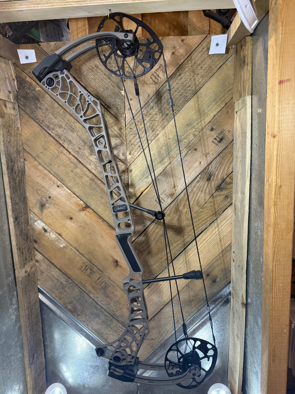 MATHEWS PHASE 4 33 GRANITE - RH/GRANITE/60-75# - MP429RHG-1 USED BOW