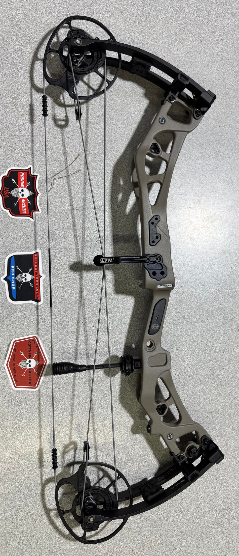 ELITE CARBON EON - RH/GRAY/70 -1530- USED BOW
