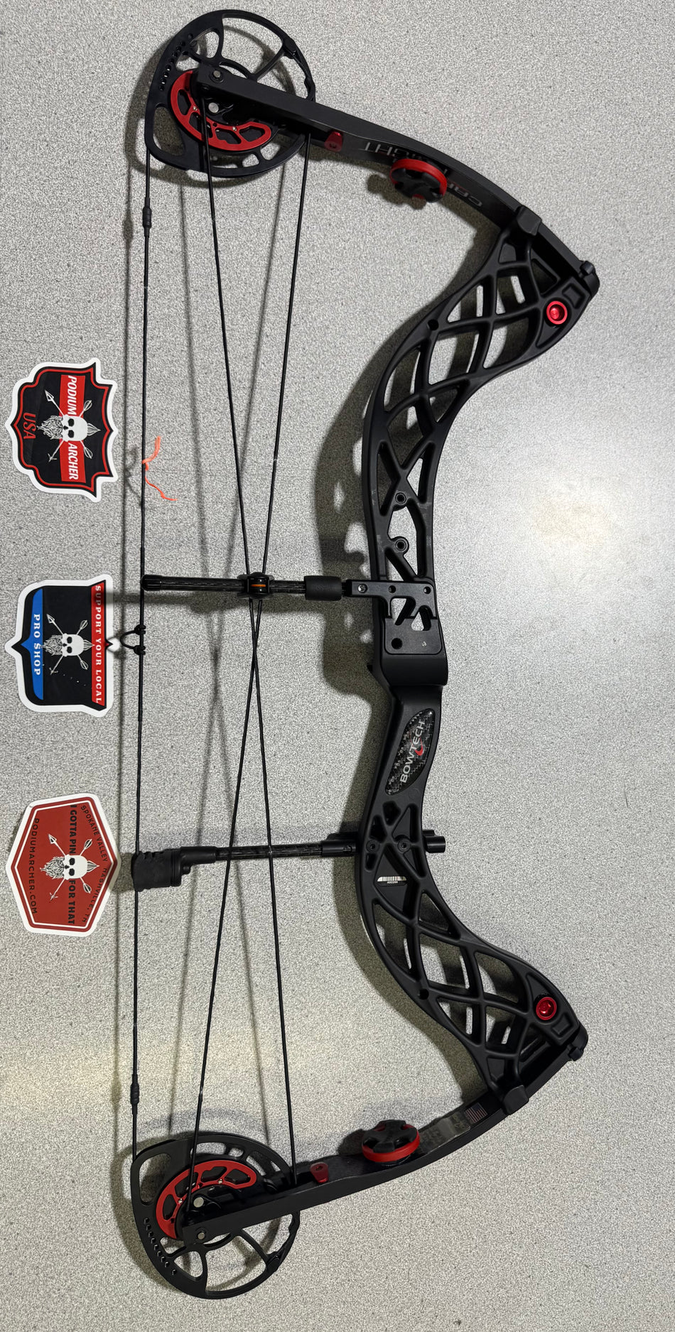 BOWTECH CARBON KNIGHT - RH/BLACK/70 -2200- USED BOW