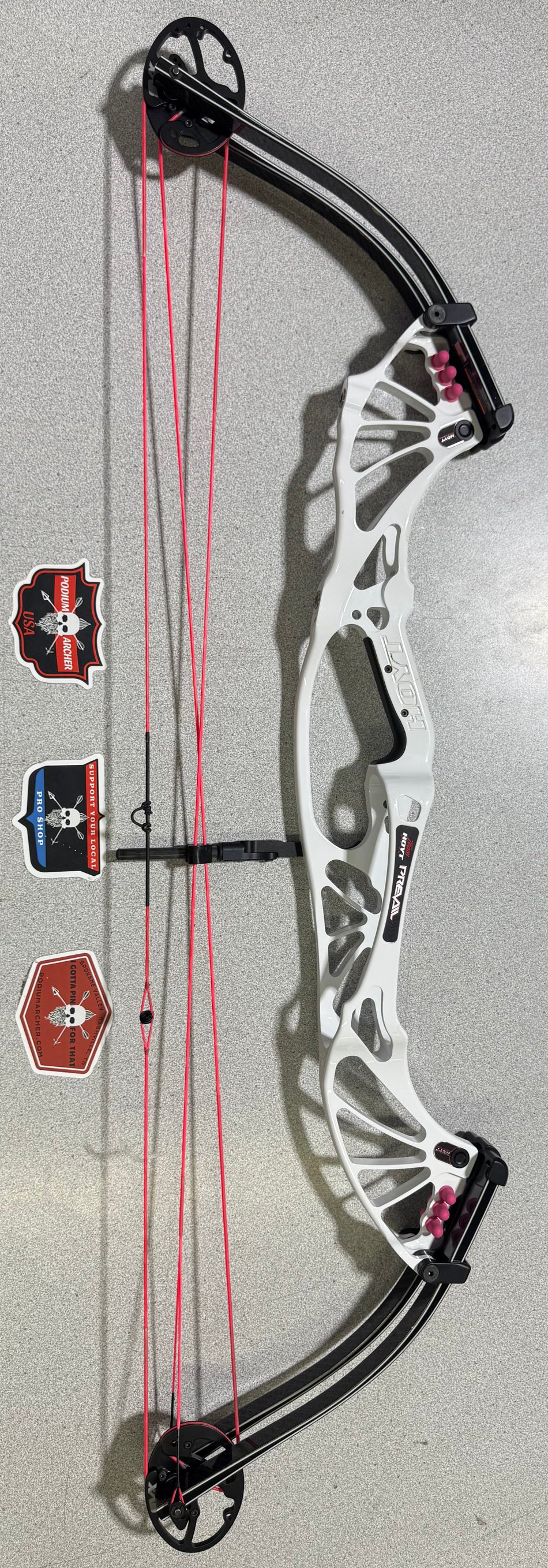 HOYT PREVAIL 40 - RH/WHITE/60 - 0636- USED BOW
