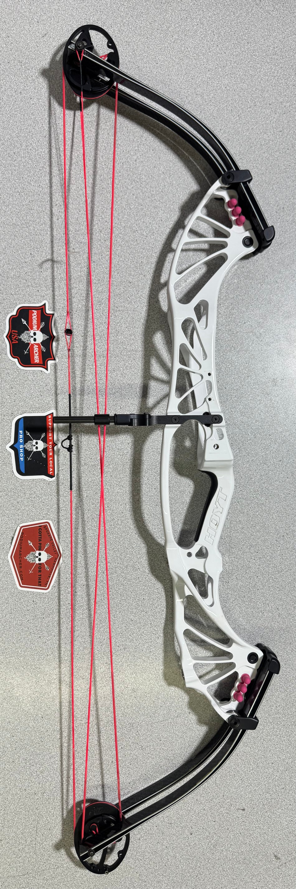 HOYT PREVAIL 40 - RH/WHITE/60 - 0636- USED BOW
