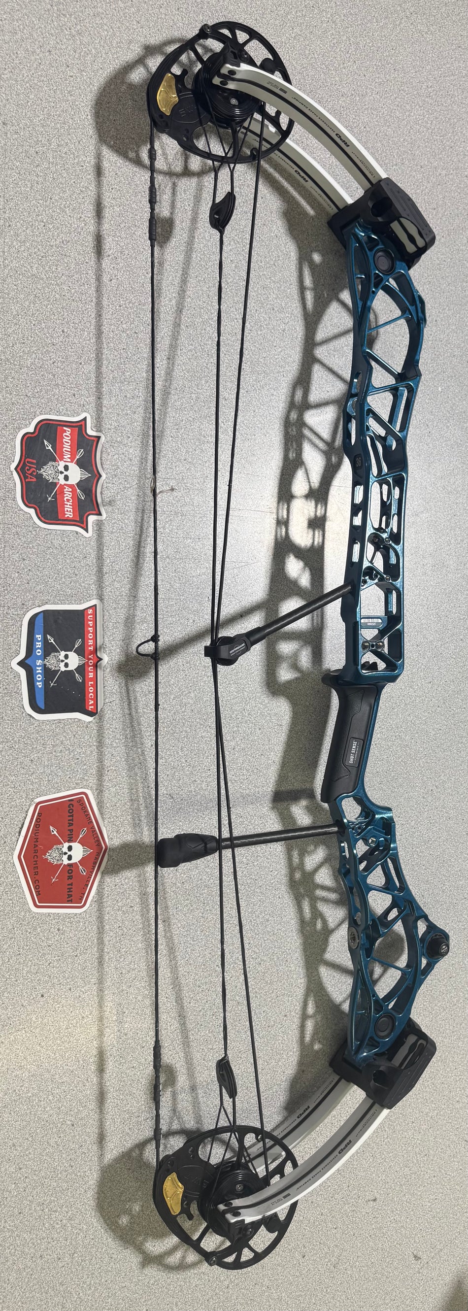 MATHEWS TITLE 36 GEN 1 - RH/TEAL/70 -2581- USED BOW