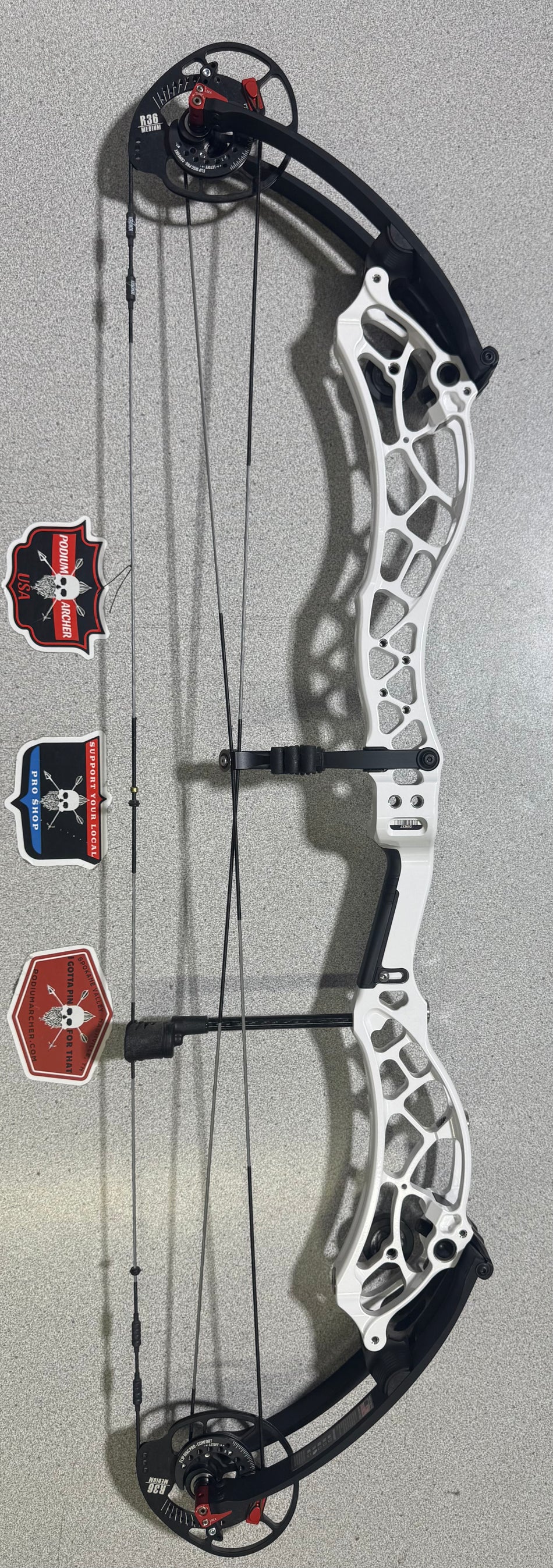 BOWTECH RECKONING GEN2 36 - RH/WHITE/70 -2652- USED BOW