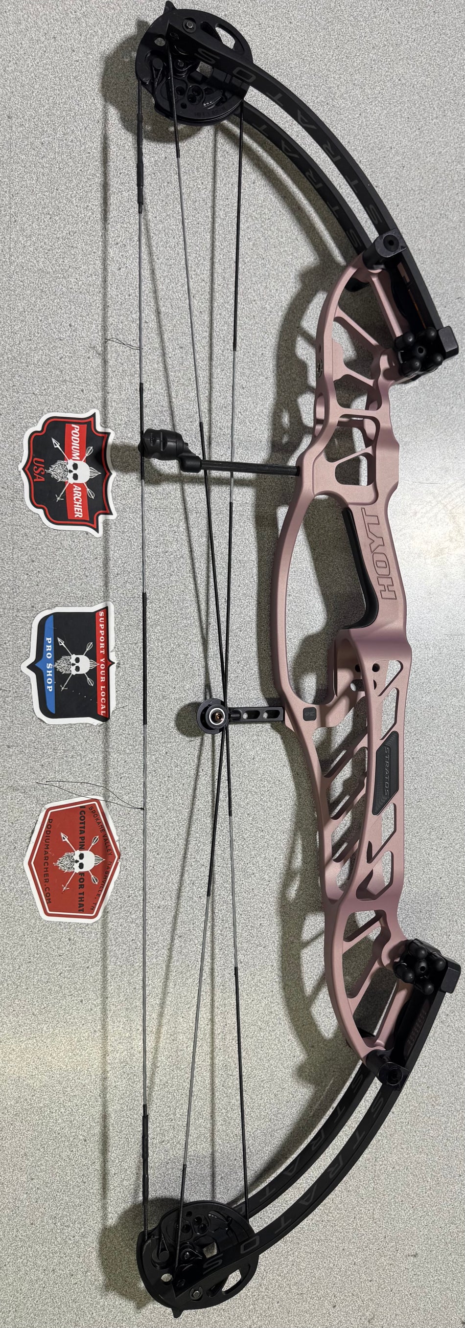 HOYT STRATOS 36 - RH/PINK/60 - 0198 - USED BOW